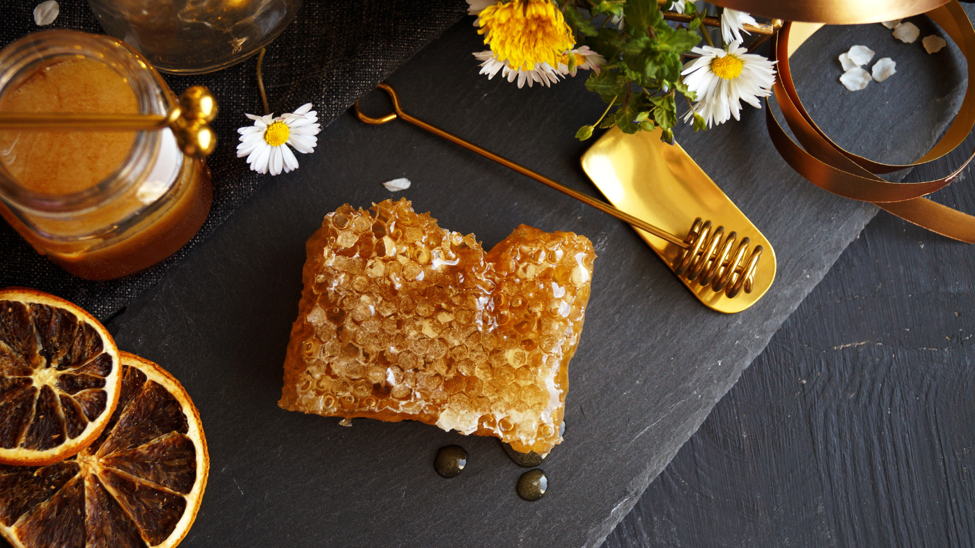 Rare and luxury manuka honey honeycomb image