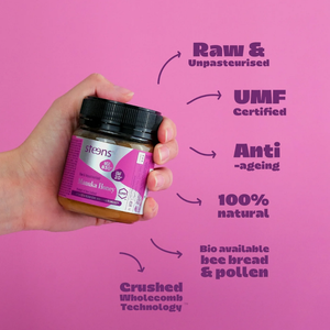 Hand holding a jar of steens Manuka Honey against a pink background with text highlighting its features.
