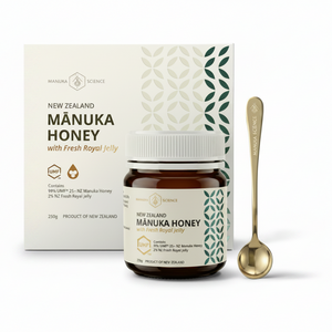 The Manuka Science UMF 25+ Mānuka Honey with Fresh Royal Jelly 250g — white gift box with amber jar and gold engraved honey spoon, Product of New Zealand
